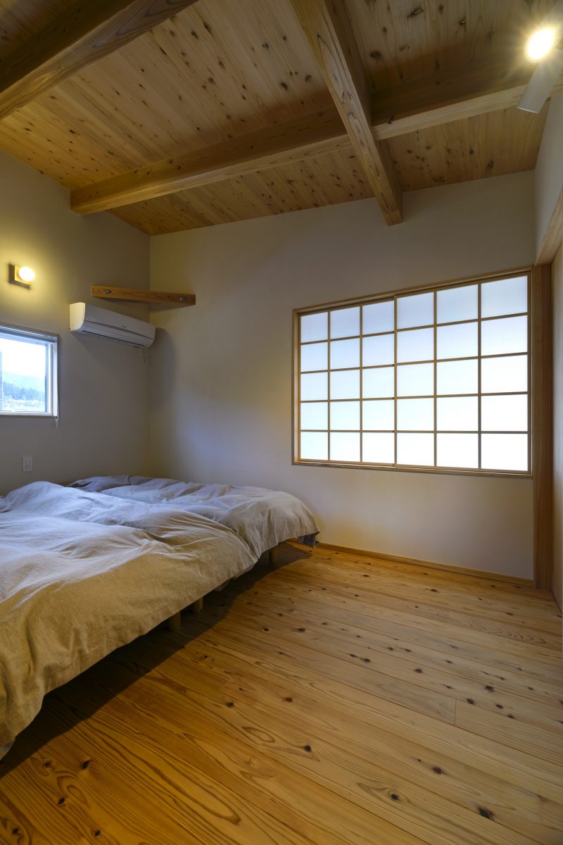 寝室 | 木のぬくもりと光に包まれた家