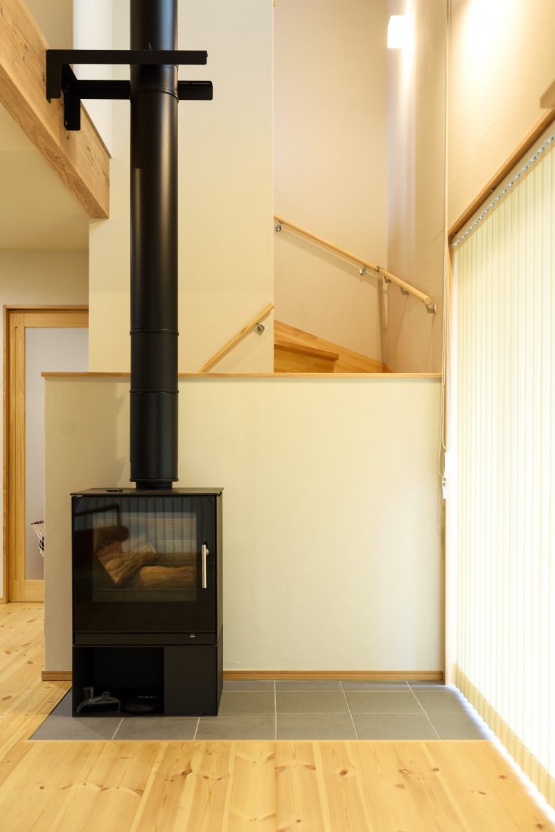 薪ストーブ | 大黒柱のある大きな片流れ屋根の家　　　　　　　