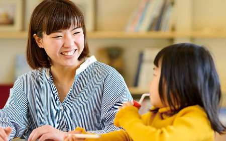 お子様づれでも大歓迎。スタジオにはお子様と一緒に遊ぶ専属の保育係がいます。