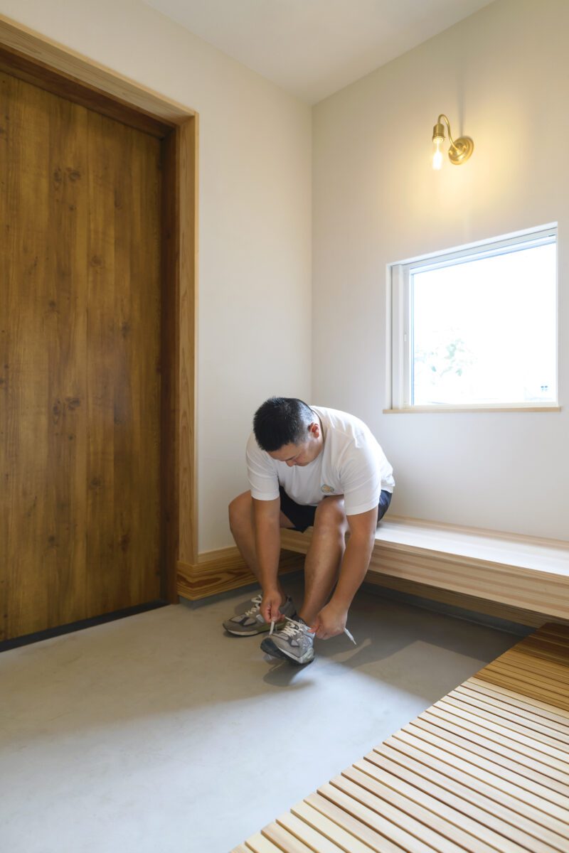 玄関 | ナチュラルだけどカッコいい、緑ガルバの家