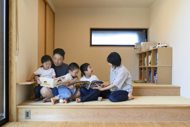 夫婦＋子ども３人 | 男の子３人がのびのび育つ家